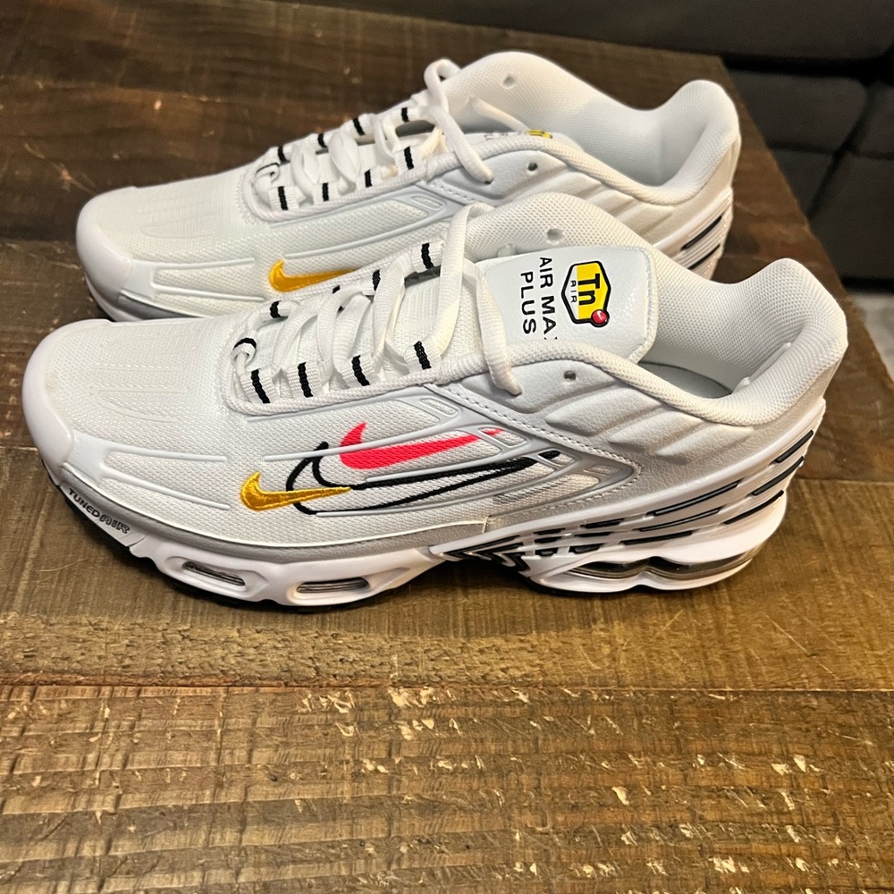 NIB✨NIKE AIR MAX Women’s Sneakers size 9.5